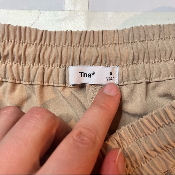 Aritzia TNA Alayli Running Short Sand Bluff - Picture 2 of 3